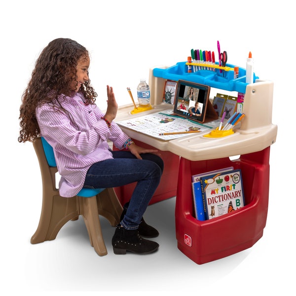 Step 2® Deluxe Art Master Desk™