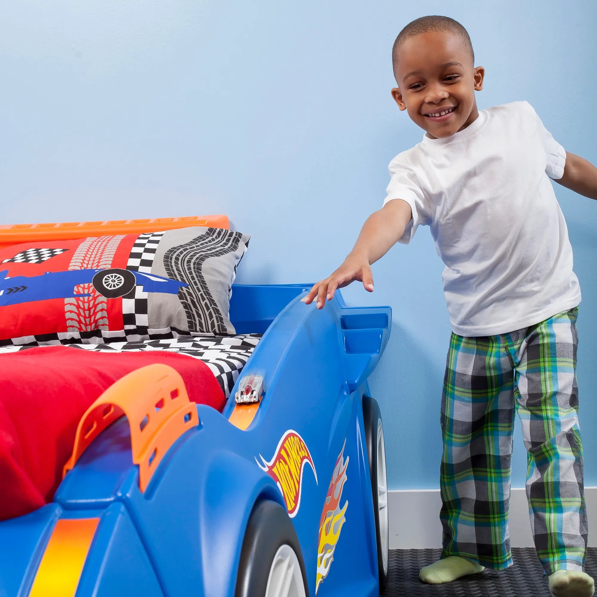 Hot Wheels™ Toddler-To-Twin Race Car Bed™ 5102692